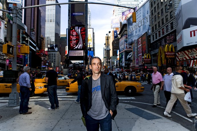 Douglas Rushkoff na Times Square, viac korporátnych log asi inde nenájdete. Foto – Seth Kushner