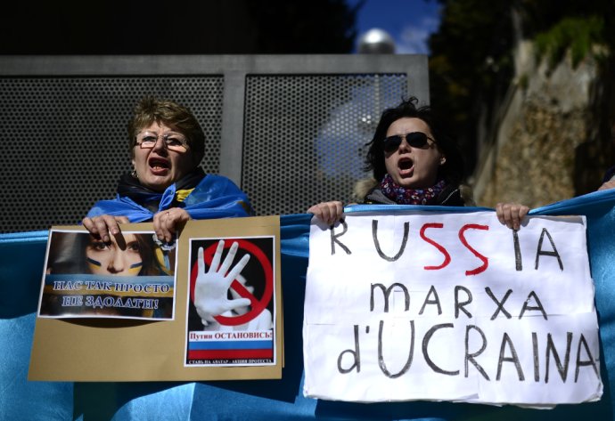 Rusko daj ruky preč od Ukrajiny. Starší proukrajinský protest pred ruským konzulátom v Barcelone. FOTO - TASR