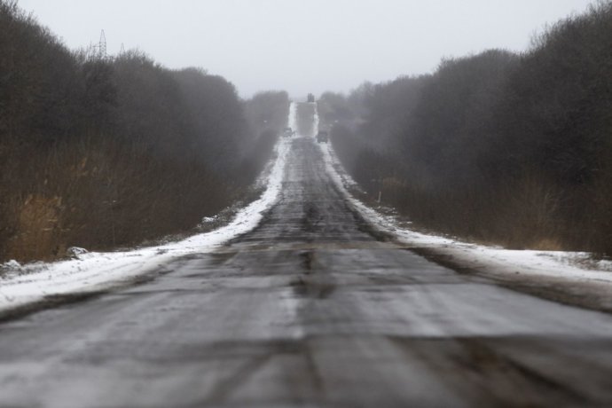 Prázdna cesta z Artemivska do 25 kilometrov vzdialeného Debaľceva. Foto - AP