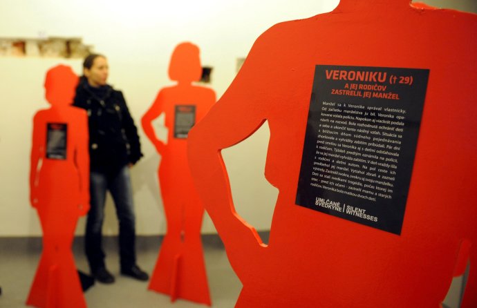 Putovná výstava Umlčané svedkyne bola súčasťou kampane upozorňujúcej na násilie páchané na ženách. Foto – TASR