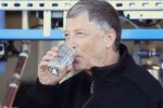 Bill Gates pije vodu vyrobenú z výkalov. Reprofoto.