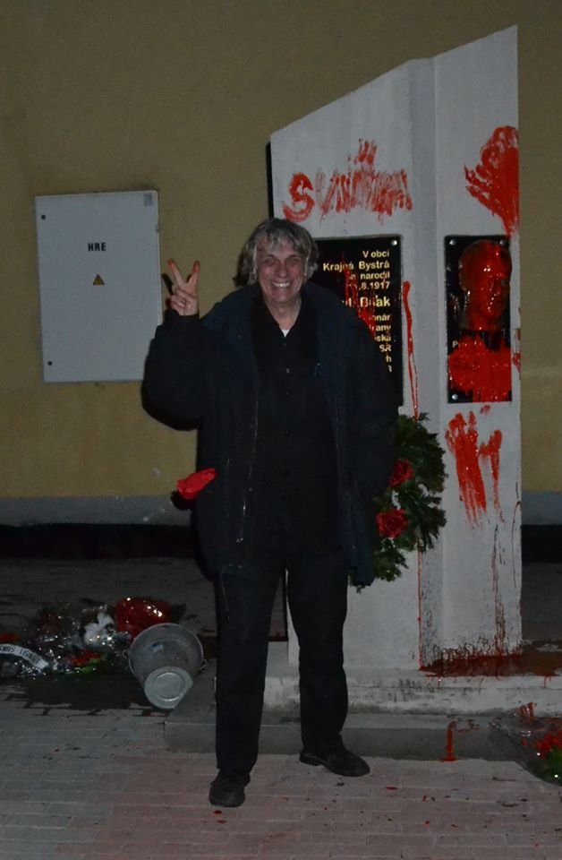 Peter Kalmus s kolegom Ľubošom Lorenzom zámerne poškodili pomník komunistického papaláša Vasila Biľaka pred Obecným úradom v Krajnej Bystrej. Foto – Ľuboš Lorenz