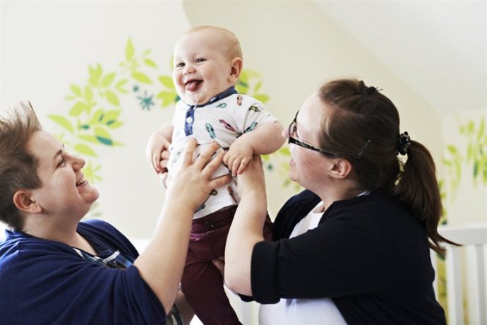 Dve ženy, ktoré žijú s malým dieťaťom. Aj tak vidí rodinu švédsky reťazec. Foto - IKEA