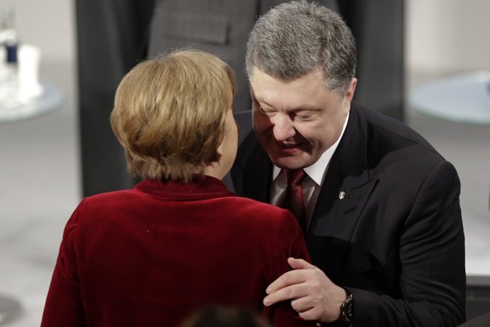 Merkelová sa v Mníchove zvítala s Porošenkom. Foto - AP