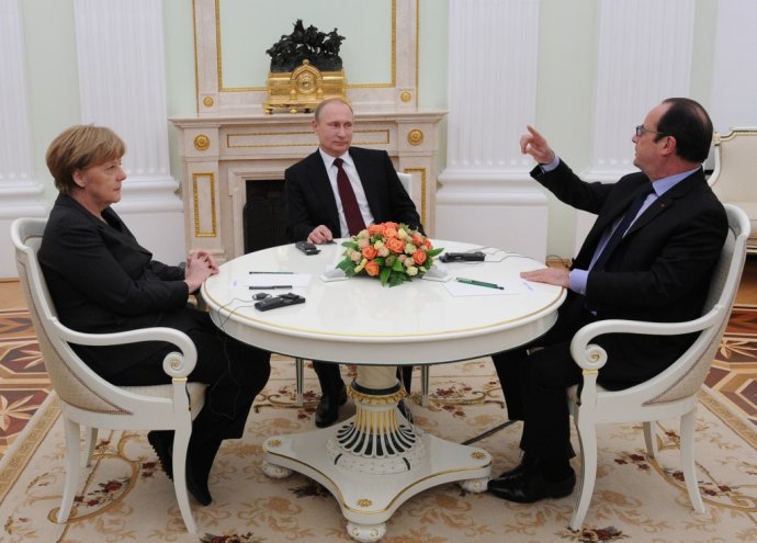 Merkelová, Putin a Hollande. Dopracujú sa k mieru na Ukrajine? FOTO - TASR