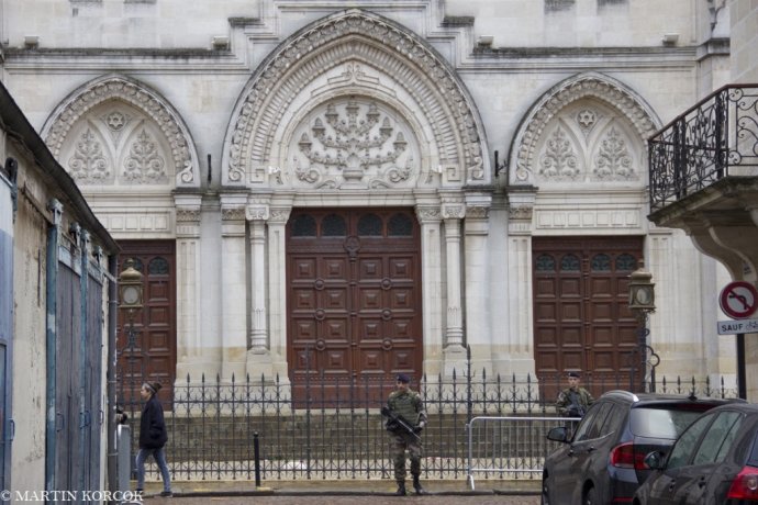 Policajti strážia synagógu v Bordeaux. FOTO - MONIKA HIMPÁNOVÁ