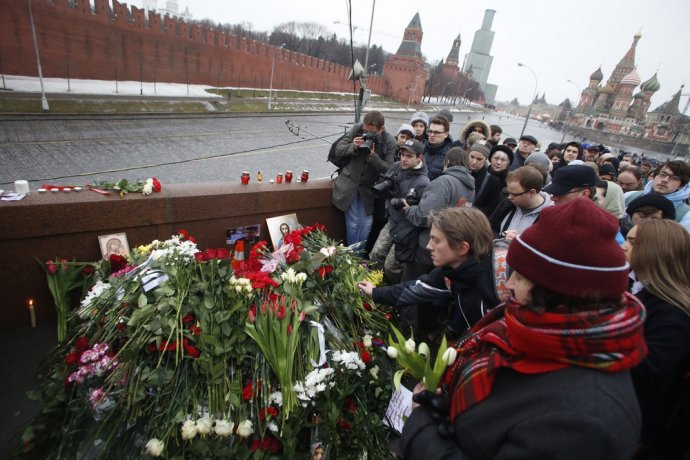 Moskovčania si uctievajú pamiatku opozičného lídra Borisa Nemcova na mieste, kde ho zavraždili. Foto - AP