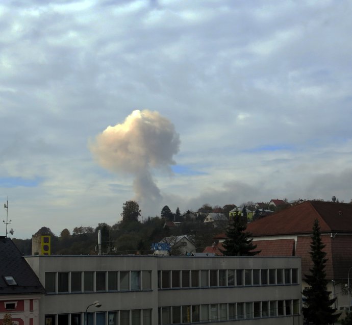 Výbuch skladu munície vo Vrběticiach bolo vidieť z niekoľkých kilometrov. Foto - TASR
