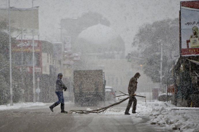 Nečakané počasie v palestínskom Nábuluse. FOTO - AP