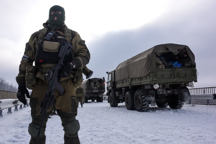 Proruskí separatisti sa tešia nielen z politickej podpory z Moskvy. Tá im pomáha bojovať aj vojensky. FOTO - TASR