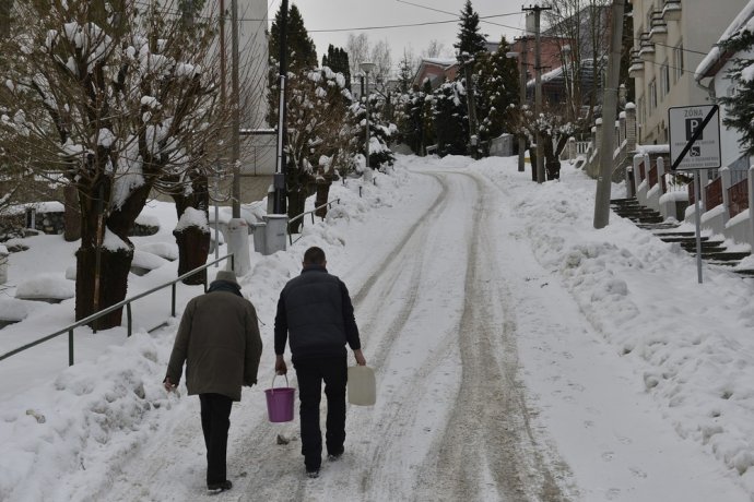 Mesto bolo cez víkend bez pitnej vody. Ľudia si ju chodili naberať z cisterny. Foto - TASR