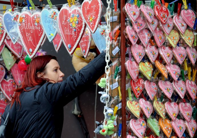 Najčastejšie sa ľudia na Valentína obdarúvajú sladkosťami. Foto - TASR