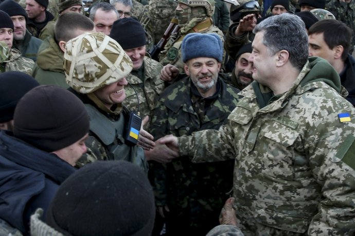 Petro Porošenko bol v stredu na Donbase. Stretol sa s vojakmi, ktorí sa museli stiahnuť z Debaľceva. Foto - AP