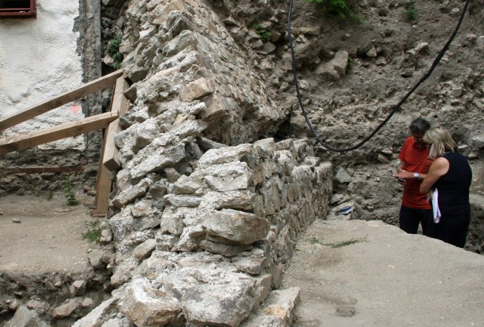 Unikátny objav keltsko - rímskeho múru v nálezovej podobe čiastočnej deštrukcie. Po vykopaní bol podopretý drevenými trámami. Foto - Ján Madarás