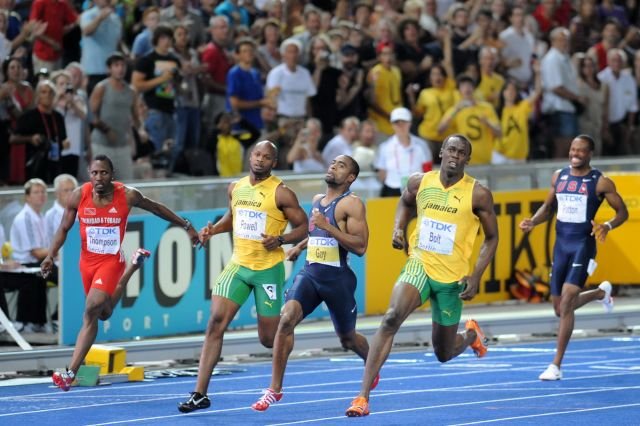Finále pretekov na 100 m na svetovom šampionáte v Berlíne (2009). Víťaz – Usain Bolt (druhý sprava), druhý Tyson Gay (v strede). Foto – Wikimedia
