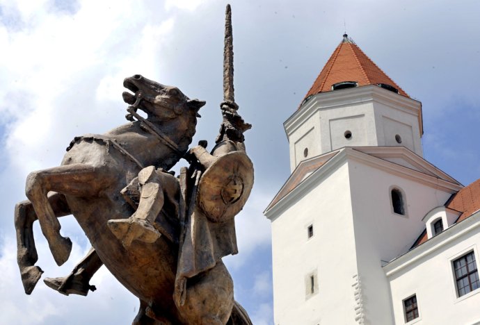 Kulichova socha Svätopluka na Bratislavskom hrade. Foto - TASR