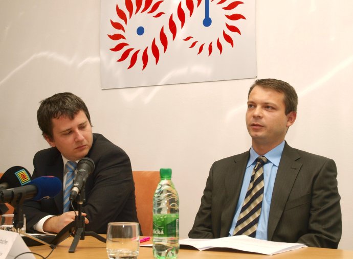 Ľubomír Morbacher (vpravo) s bývalým šéfom ÚPN Ivanom Petranským. Foto – TASR
