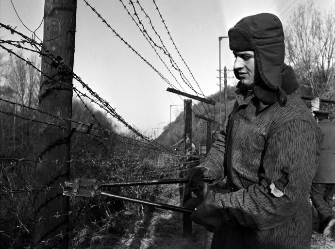 Československý vojak krátko po 17. novembri 1989 strihá hraničný plot s Rakúskom. Foto – TASR