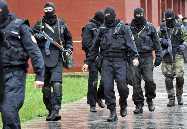 Útoky samovrahov menia políciu, strieľať musí prvá privolaná hliadka