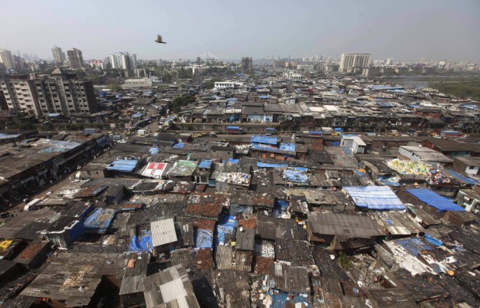 Bombajský slum Dharáví. Aj tam sa dajú nájsť mobilné telefóny, ale toalety tam nepoznajú. FOTO- AP