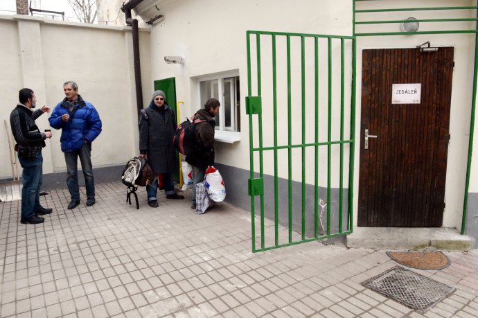 Vchod do denného centra pre ľudí bez domova na bratislavskej Mýtnej ulici. Foto - TASR