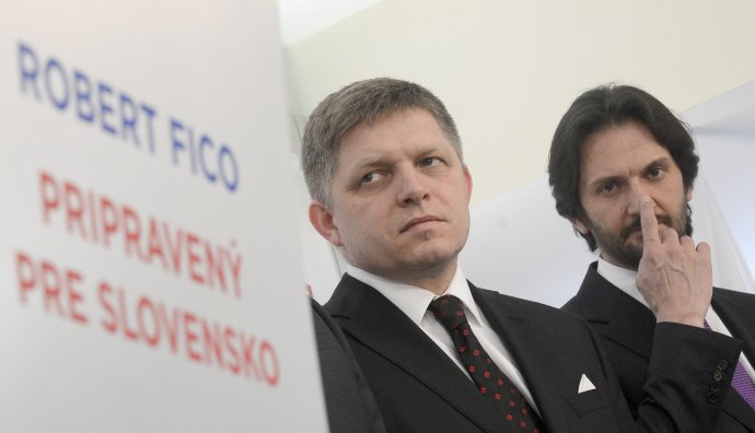 Premiér si ešte návrh kolegu Kaliňáka nestihol prečítať. Foto - Tasr