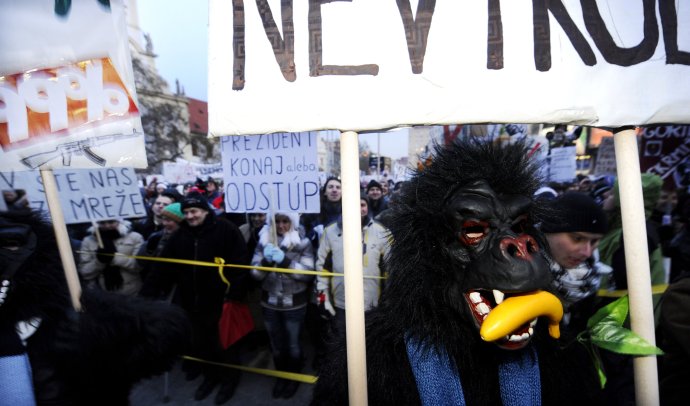 Protesty Gorila na začiatku roka 2012 dostali do ulíc tisíce ľudí. Foto - TASR