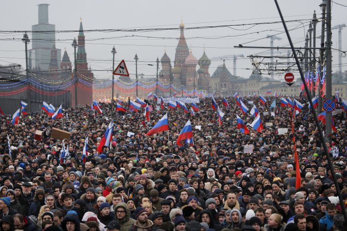 Stovky ruských vlajok držali Moskovčania v roku 2015 na pochode za zavraždebného Nemcova. Foto - AP