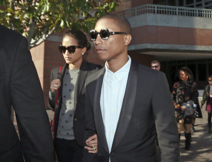 Pharrell Williams odchádza zo súdu. Foto – TASR/AP