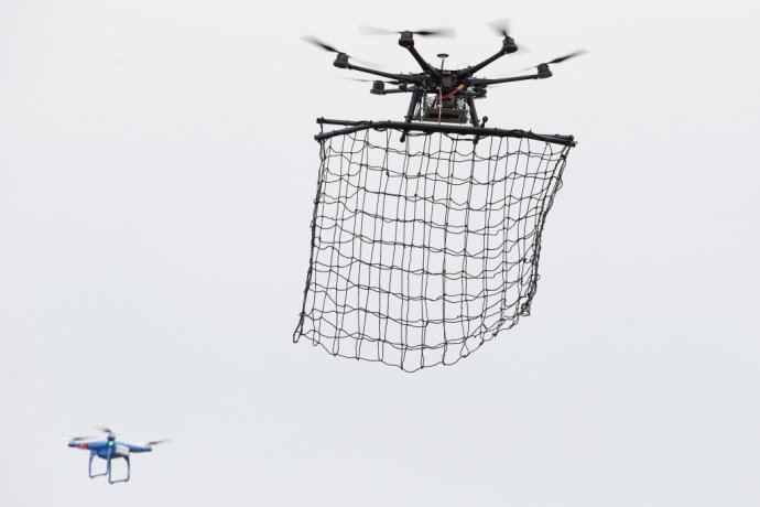 Keď policajné drony lovia cudzie drony. Foto – TASR/AP