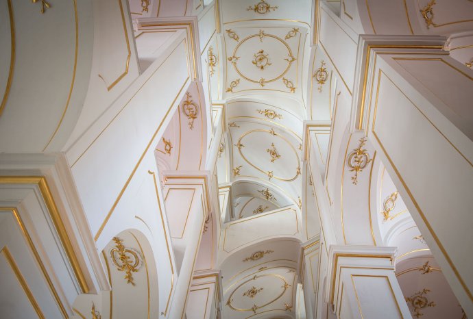 Slávnostné schodisko Bratislavského hradu plné zlata. Foto N - Tomáš Benedikovič