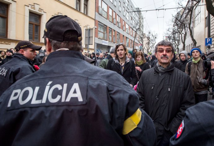 Milan Ftáčnik sa cez víkend pokúšal zastaviť pochod obhajcov Jozefa Tisa. Foto N - Tomáš Benedikovič