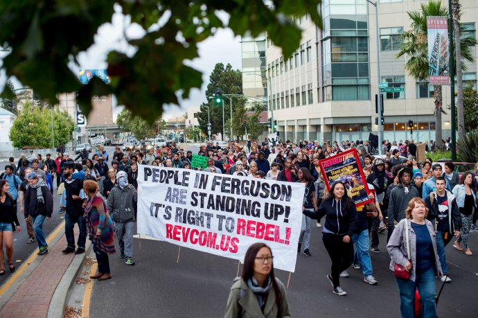 Proti polícii vo Fergusone protestovali aj v Kalifornii. Foto – TASR/AP