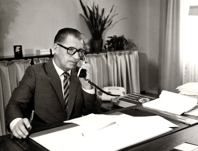 Na archívnej snímke z októbra 1984 predseda vlády ČSSR Lubomír Štrougal vo svojej pracovni v Prahe. Foto - tasr