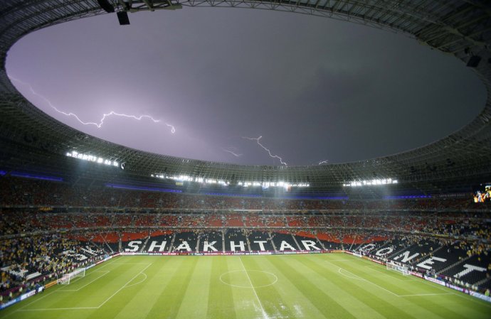 Šachtar Doneck musí hrávať svoje zápasy na štadióne v Ľvove, pretože jeho domovské mesto Doneck okupujú proruskí separatisti. (AP Photo/Vadim Ghirda)
