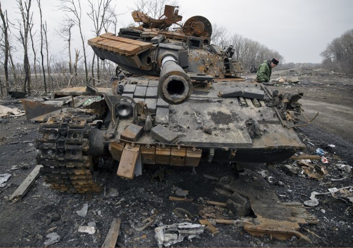 Zničený ukrajinský tank v Debaľceve. Foto – TASR/AP
