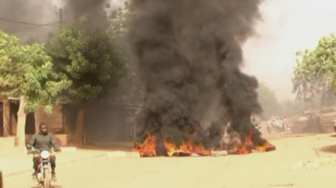 Horiace barikády v nigérijskom mestečku, kde sa zjavili extrémisti Boko Haram. FOTO - TASR/AP