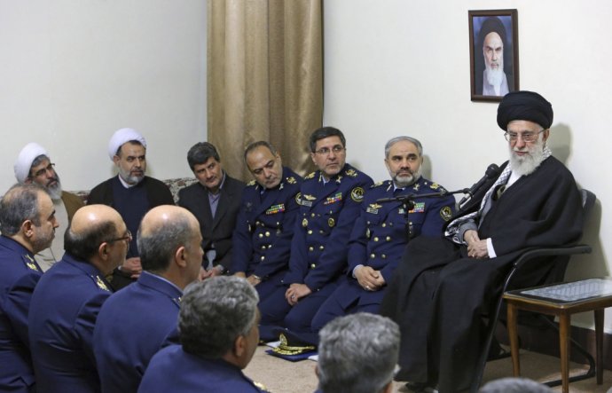 Definitívne rozhodnutie o jadrovej zbrani je v rukách ajatolláha Chameneího. FOTO - AP