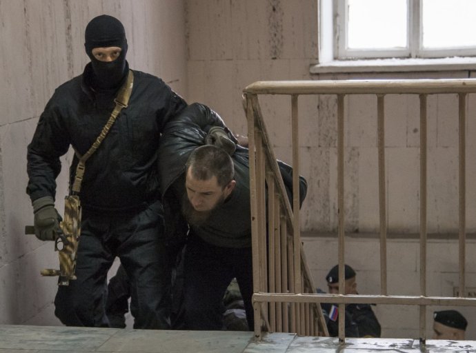 Ruská polícia privádza na moskovský súd podozrivých z vraždy Nemcova. Foto – TASR/AP