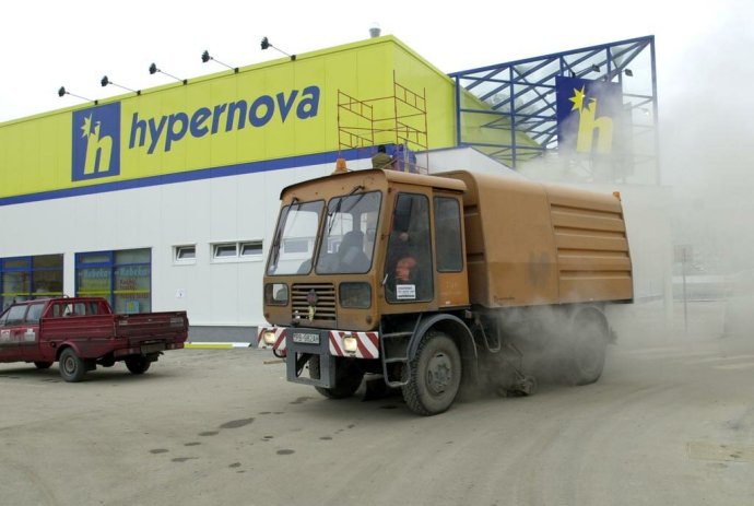 Ahold zo Slovenska odišiel, značku Hypernova ešte smie nový vlastník jeho predajní používať. Foto – TASR