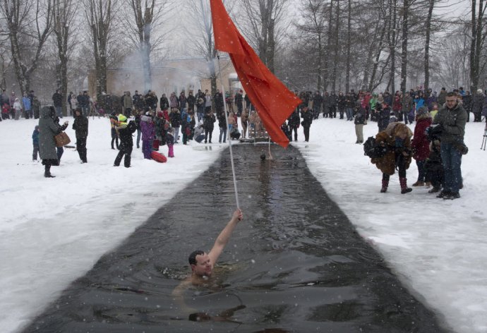 V januári si v Petrohrade plávaním v ľadovej vode pripomenuli nacistické obliehanie Leningradu. Tento víkend v meste hostili proputinovských neonacistov. Foto – TASR/AP