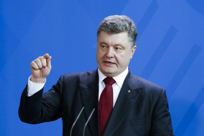 Ukrajinský prezident Petro Porošenko sa pustil do oligarchu Kolomojského. A narazil. FOTO - TASR/AP