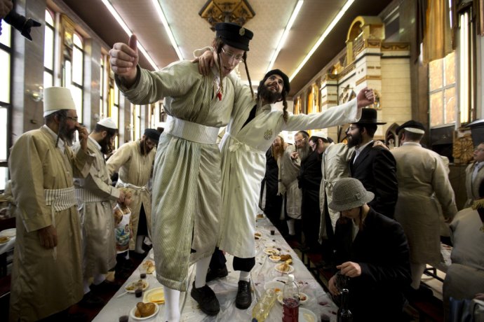 Oslava Purimu zvykne byť bujará. Foto - AP