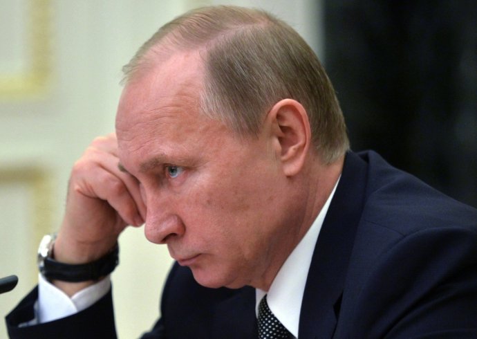 Ruský prezident Vladimir Putin sa ešte neukázal, ale podľa ruských médií pracuje. FOTO - TASR/AP