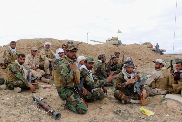 Šiitski ozbrojenci podporujúci irackú armádu na odpočinku počas bojov s Islamským štátom. Foto – TASR/AP