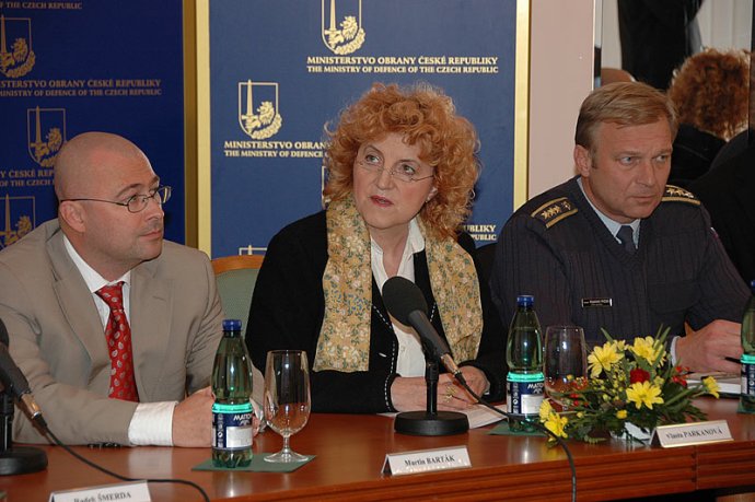 Vlasta Parkanová bola ministerkou obrany v ére Topolánkovej vlády. Dôležité slovo pri nákupe lietadiel CASA však mal aj jej námestník Martin Barták (vľavo). Zákazku obhajoval aj vtedajší náčelník generálneho štábu Vlastimil Picek (vpravo). Foto - Army.cz