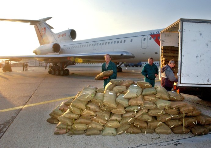 Špeciál vozí politikov, občas ale aj humanitárnu pomoc. Foto - TASR