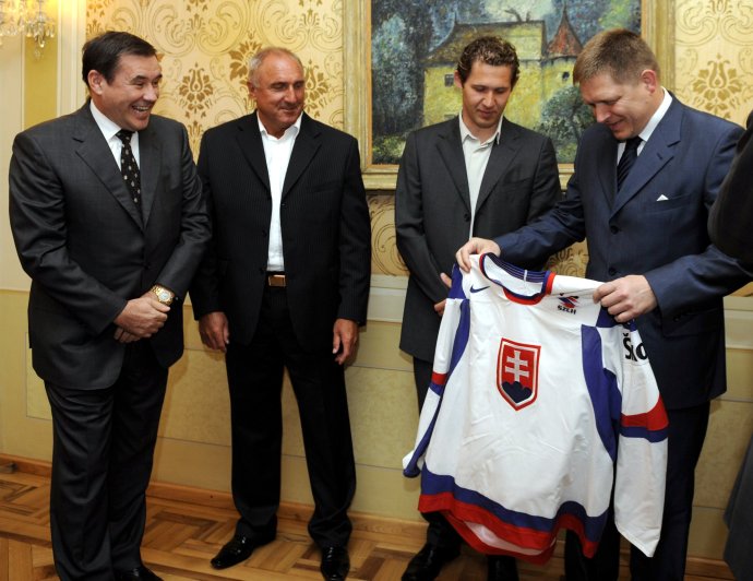 Robert Fico prijal v roku 2009 s hokejistami aj vtedajšieho šéfa hokejového zväzu Juraja Širokého. Foto - TASR