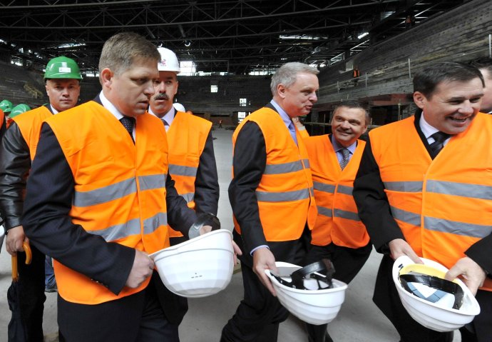 Robert Fico s Jurajom Širokým počas rekonštrukcie zimného štadióna. Foto – TASR