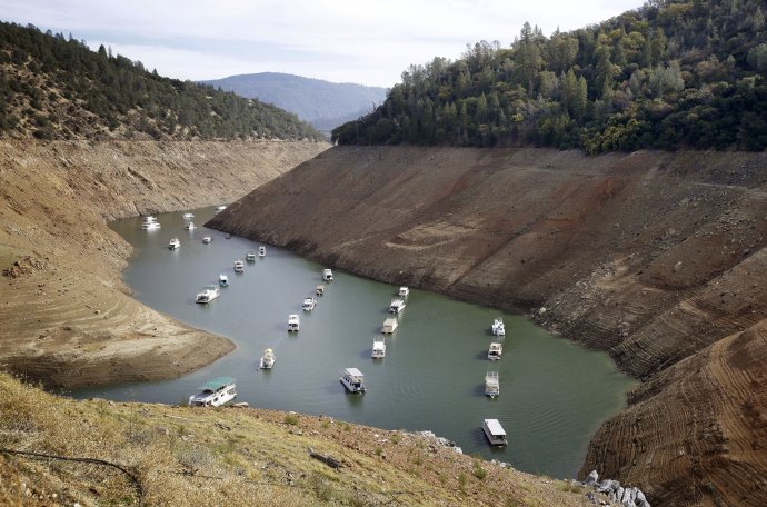 Denne sa v Kalifornii spotrebuje 144 miliárd litrov vody. Za posledné roky tu však padlo veľmi málo zrážok. Foto – TASR/AP